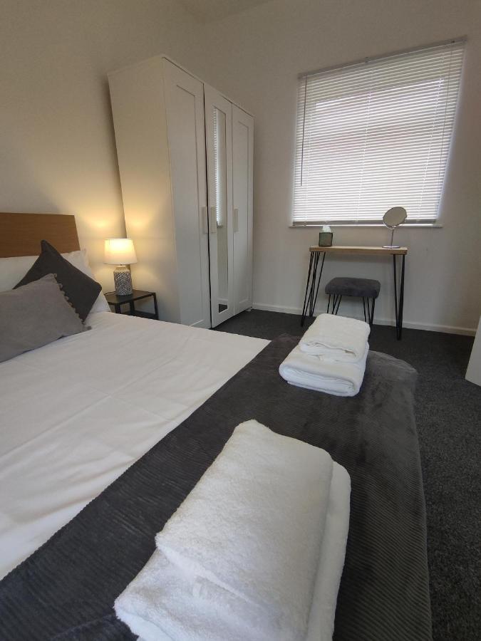 1 Bedroom Apartment With Free Parking Уэймут Экстерьер фото