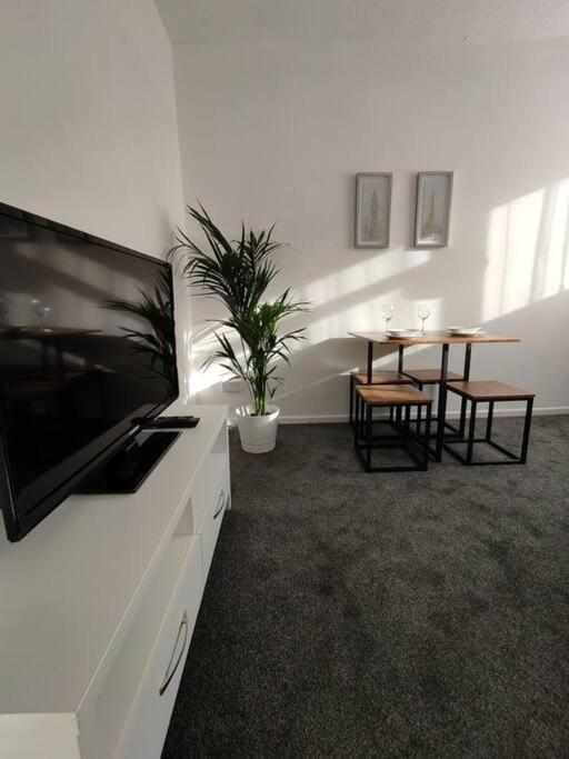 1 Bedroom Apartment With Free Parking Уэймут Экстерьер фото