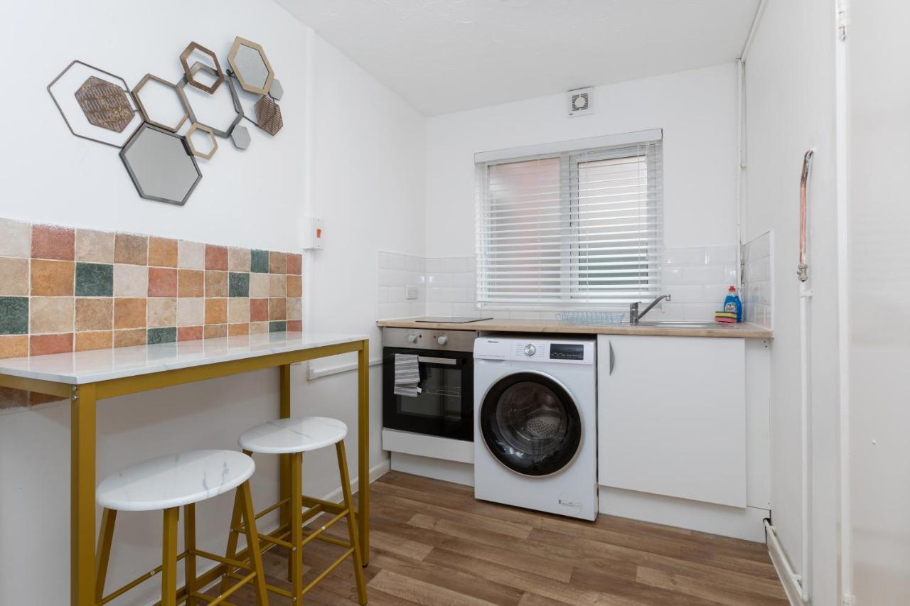 1 Bedroom Apartment With Free Parking Уэймут Экстерьер фото